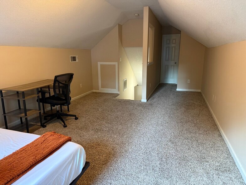 Building Photo - 8684 Goswell Dr