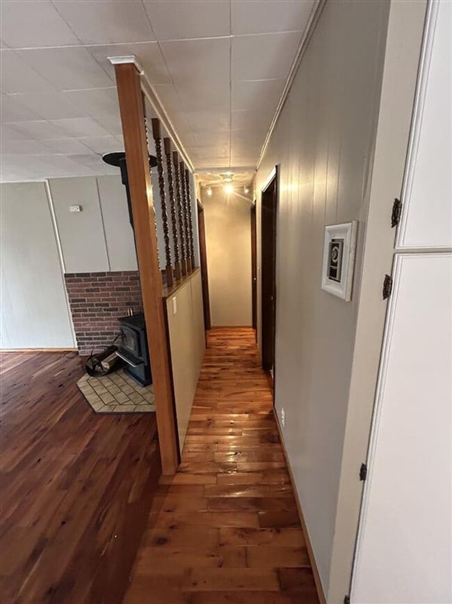 Building Photo - Two Bedroom One Bathroom House for Rent with Large Yard