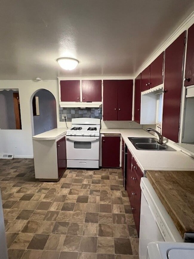 Building Photo - Charming 3bedroom, 1.5bathroom Home