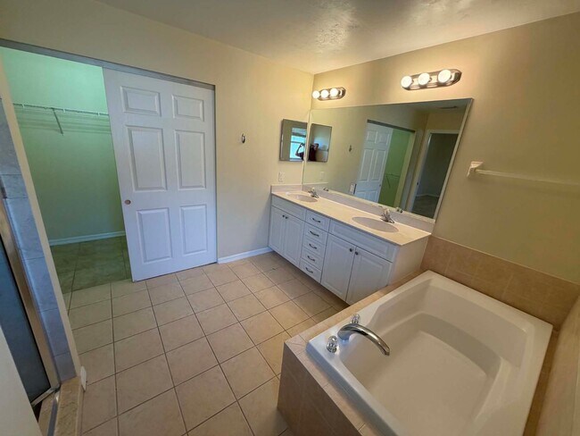 Building Photo - Your Dream Home Awaits in Port Charlotte!