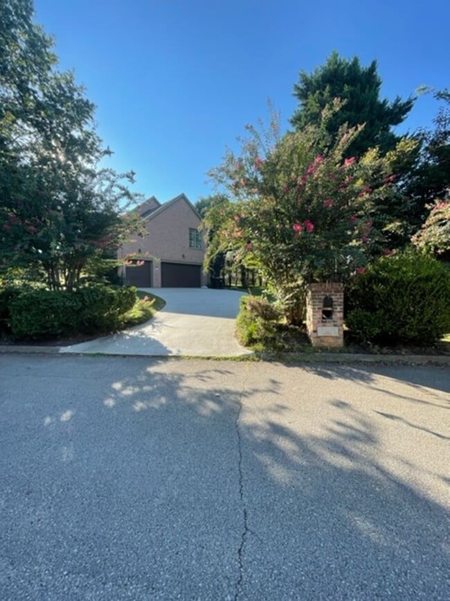 Building Photo - West Knoxville, Farragut 37934 - 4 bedroom, 3.5 bath, 2 Story Brick Home -Contact Debra Johnson (...