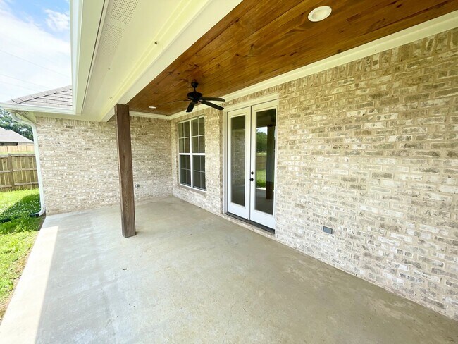 Building Photo - Stunning Germantown School District Rental with Office & Large Fenced Yard
