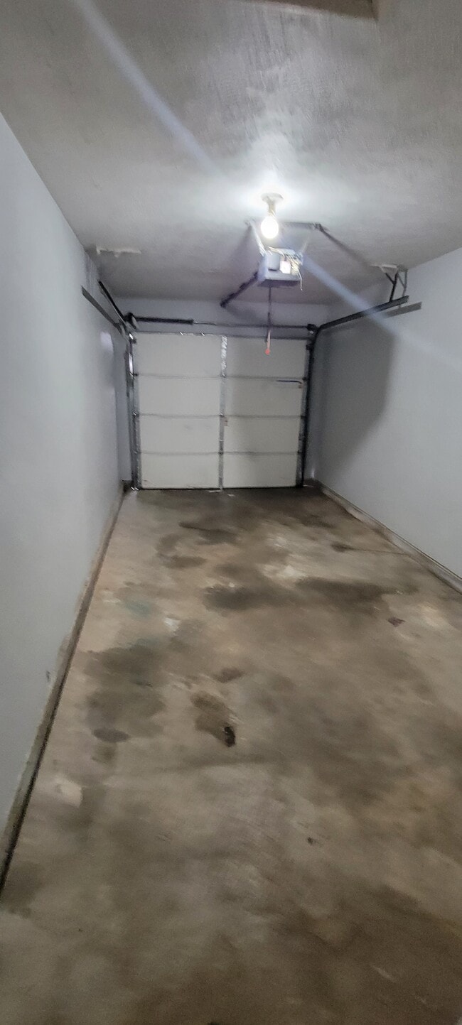 Building Photo - 905 W 24th St