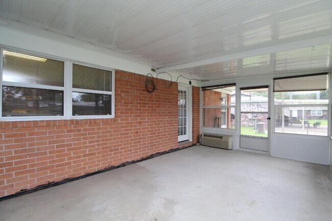 Building Photo - Spacious 4BR Home with Bonus Studio, Sunro...