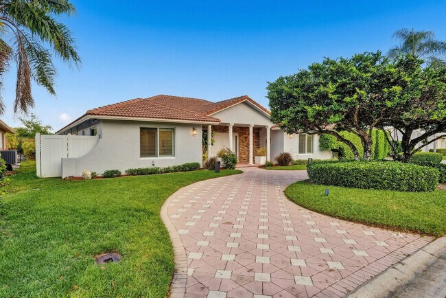 Building Photo - 5841 Bayview Dr