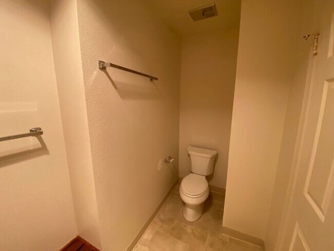 Building Photo - 15 Glen Lake Dr