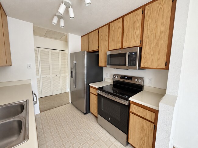 Building Photo - 4090 Rosenda Ct