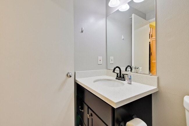 Building Photo - Beautiful 4 Bed 2.5 Bath Town Home in Fremont Northgate Area !