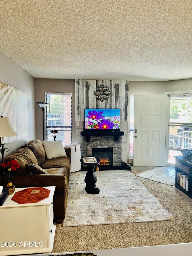 Building Photo - 2700 S White Mountain Rd