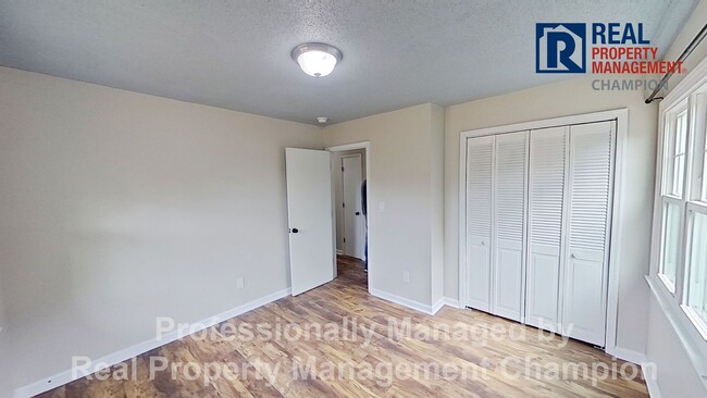 Building Photo - Recent Updates on Large Lot with Spacious ...