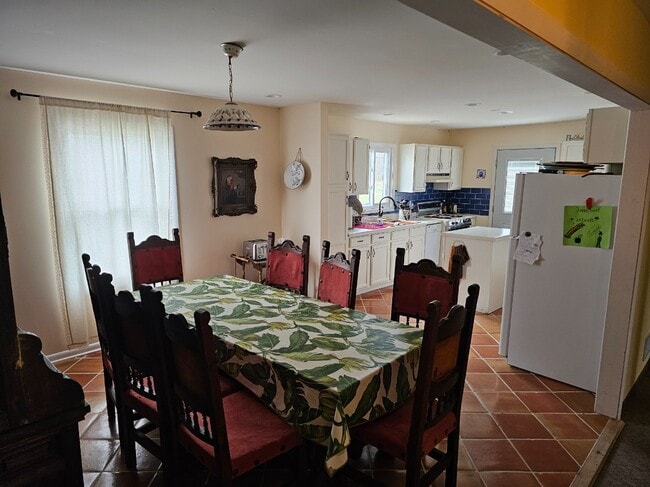 Building Photo - 724 Petite Lake Rd