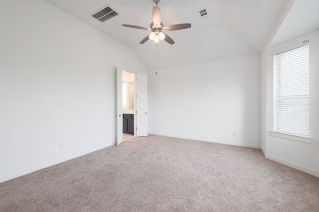 Building Photo - 124 Rosebush Dr