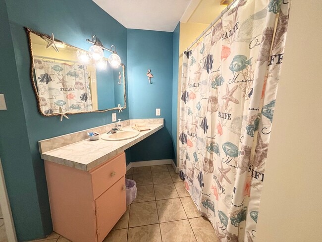 Building Photo - CALLING ALL SNOWBIRDS! Fully furnished apartment!