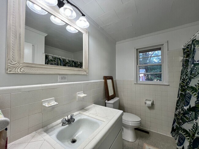 Building Photo - 3 Bed, 1 Bath, Brick Ranch with Attached Carport