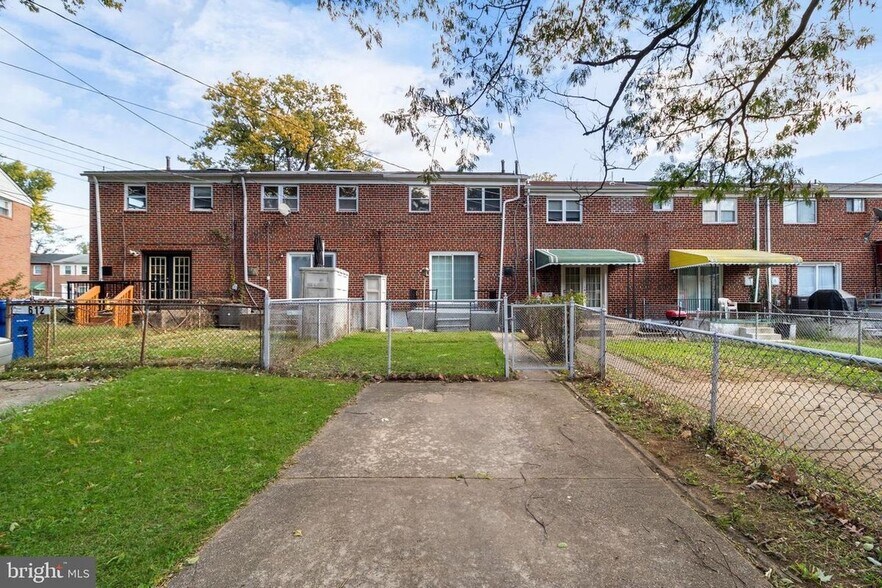 Building Photo - 614 Gibson Rd