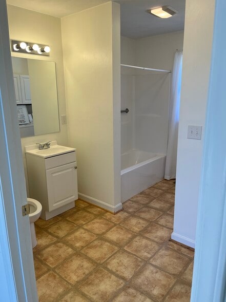 Main Floor Bath - 1503 Grissom Ln