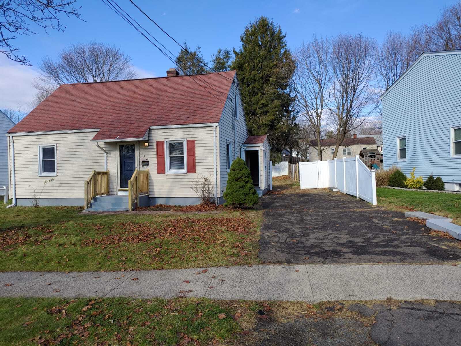 Building Photo - 134 W Side Dr