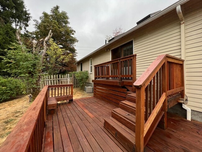 Building Photo - Outdoor Oasis: Charming 3 Bed 2 Bath House!