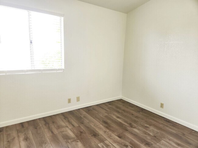 Building Photo - 3 bed 2.5 bath with loft