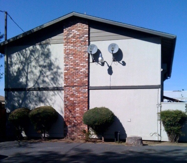 Building Photo - 244 W Clark St