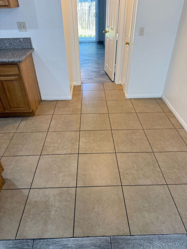 Building Photo - 1 BEDROOM 1 BATHROOM ONTARIO APARTMENT