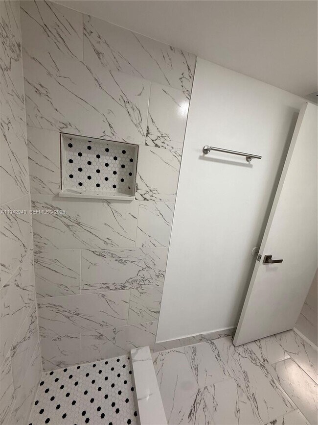 Building Photo - 9937 Nob Hill Pl