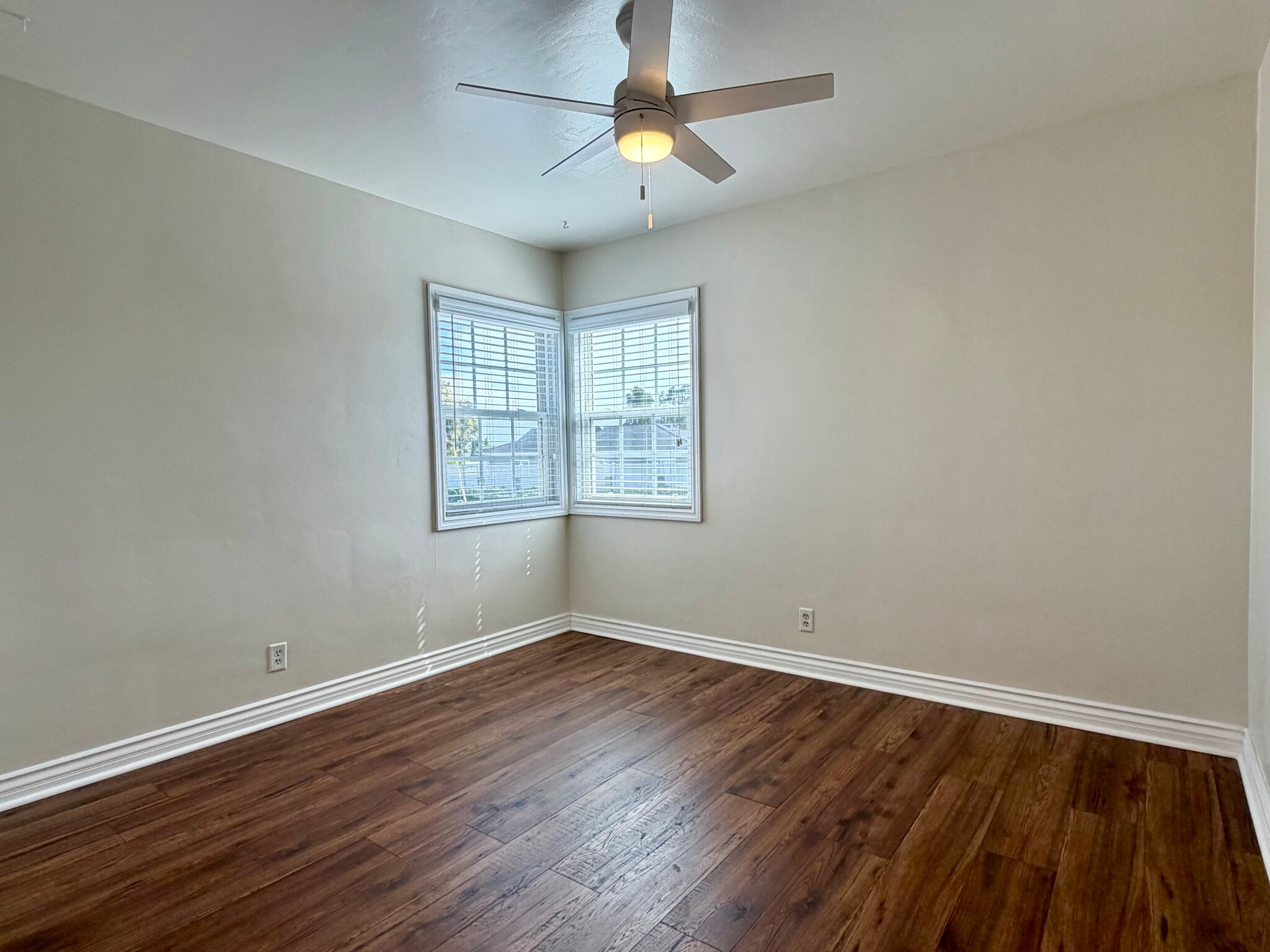 Building Photo - 982 W Hamilton Ave