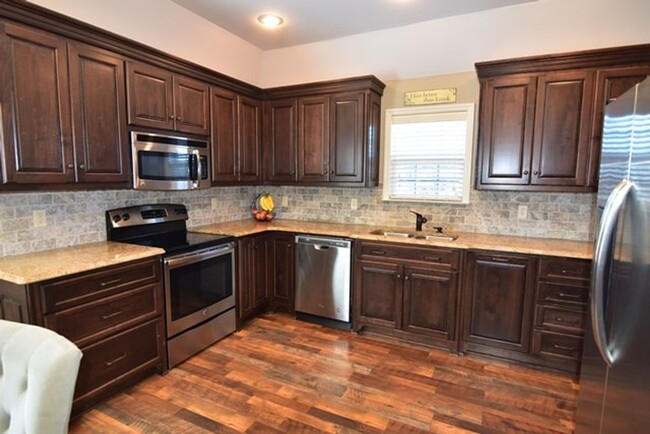 Building Photo - Stylish 3BD/2BA Home with Spacious Yard ne...