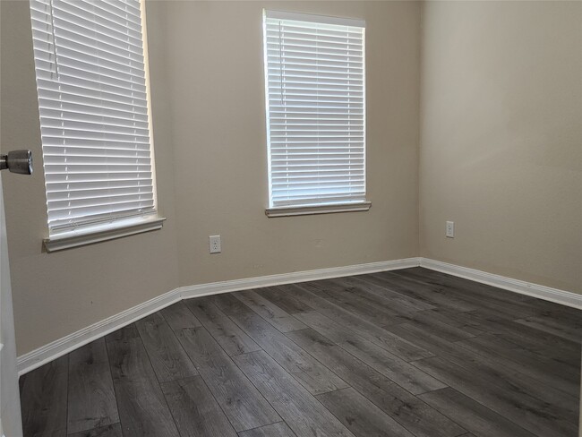 Building Photo - 2411 Village Stone Ct