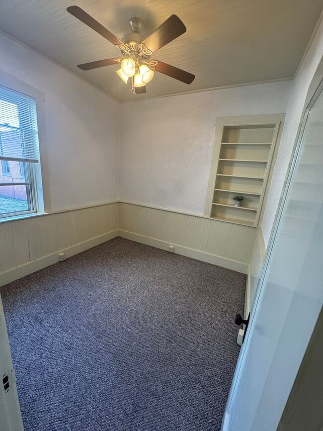 Building Photo - Available now 2 bed/1 bath