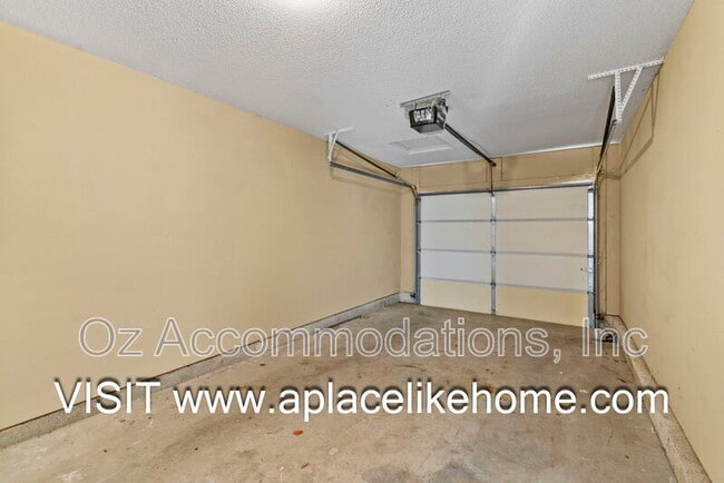 Building Photo - 807 SW Imperial Ln