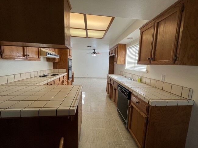 Building Photo - Discover the Jewel of Madera 4-bedroom 3-bath