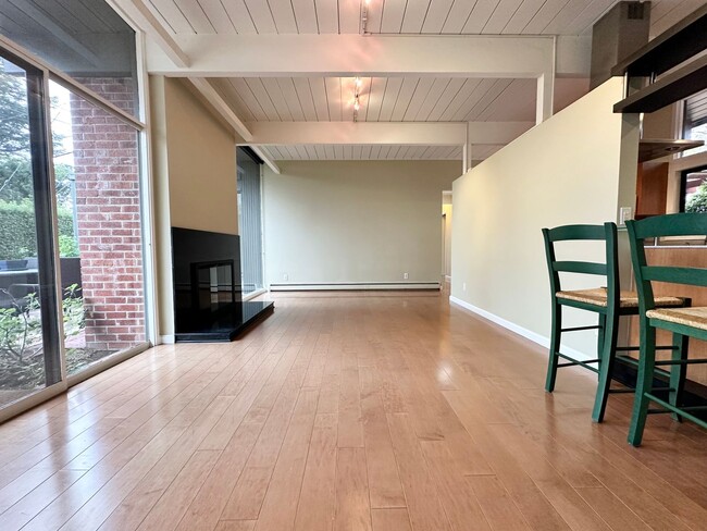 Building Photo - Modern 3 Bed 2 Bath Eichler in North Palo ...