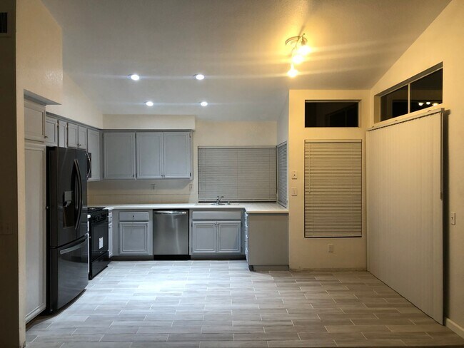 Building Photo - Newly renovated 4 bedroom in canyon crest!