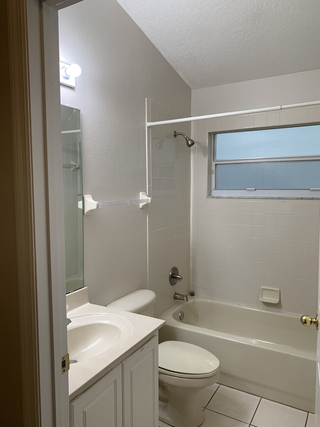 Bath Room # 2 - 2360 Dryburgh Ct