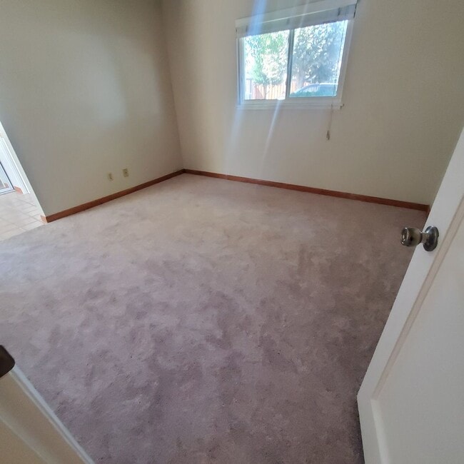 Building Photo - *MOVE IN SPECIAL* Single Story Pleasant Hi...