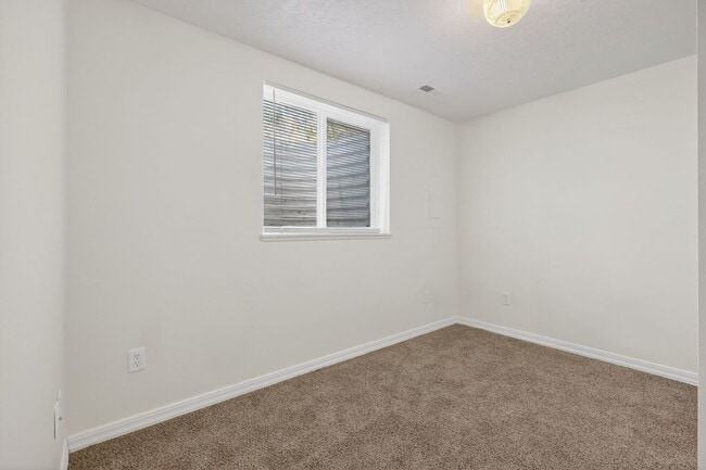 Building Photo - HUGE 6 bed 3 bath Home in Pocatello