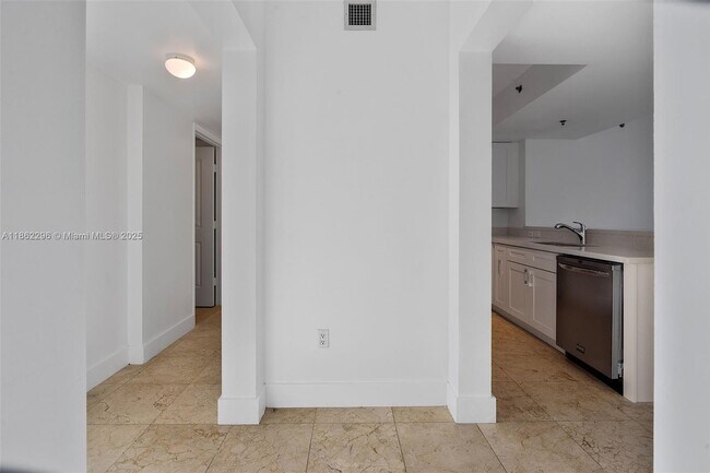 Building Photo - 2641 N Flamingo Rd