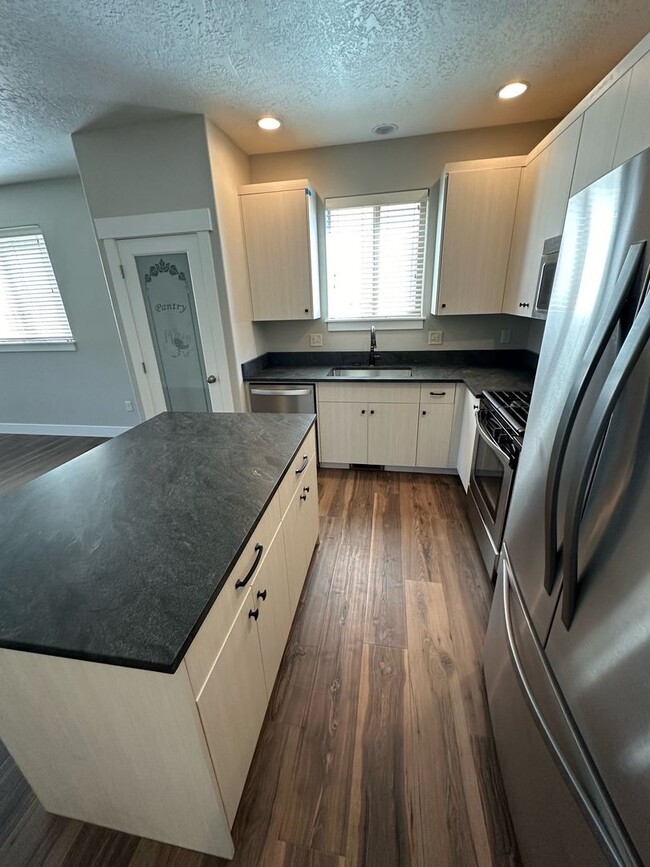 Building Photo - 3 Bed/2.5 Bath Single Family Home - Empire...