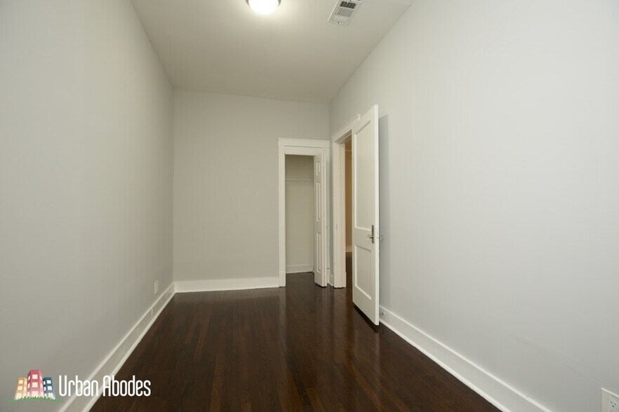 Building Photo - 3649 W Montrose Ave