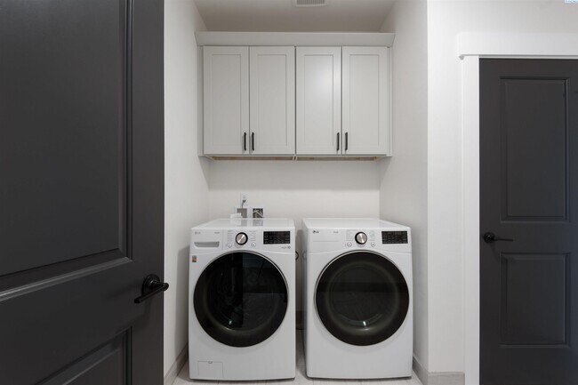 Building Photo - Generational suite w/separate entrance!