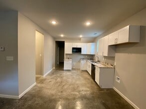 Building Photo - 729 N Dunlap St