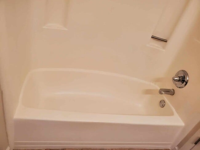 Building Photo - 2 Bedroom, 2 Bath Apartment