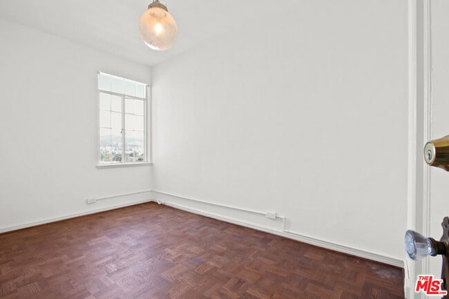 Building Photo - 450 N Rossmore Ave