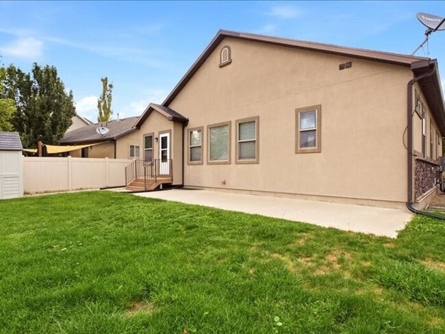 Building Photo - S Jordan-Beautiful 5 bed 3 bath family home
