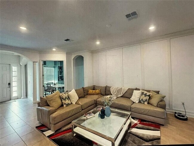 Building Photo - 8851 Fallen Oak Dr