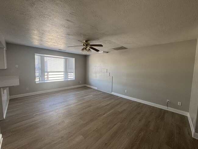 Building Photo - Large Home in Bloomington Hills