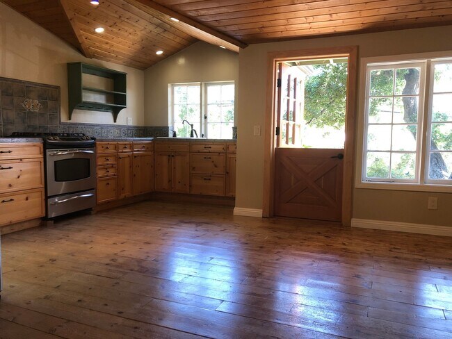 Building Photo - Country Charm In The City!