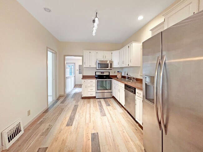 Building Photo - $0 DEPOSIT OPTION. CHARMING 3 BEDROOM WITH FENCED IN YARD AND DETACHED GARAGE IN DENVER'S BERKELE...
