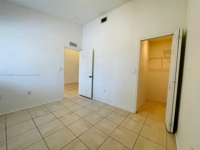 Building Photo - 940 NE 34th Ave